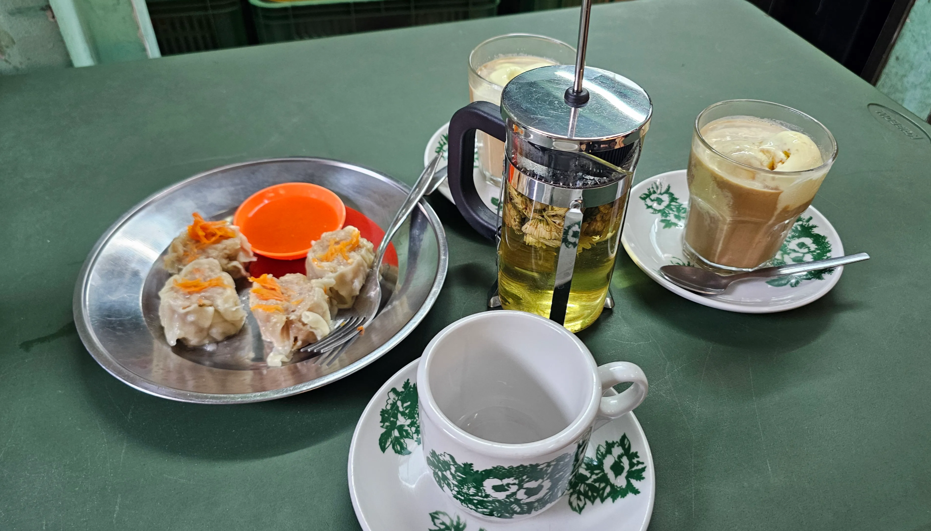 Dimsum, teh kembang krisan, dan kopi es krim